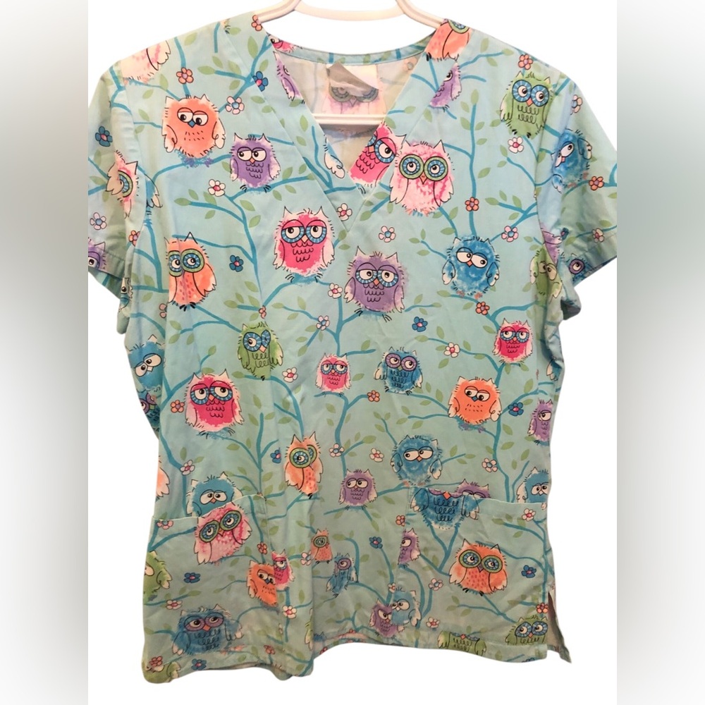 Women’s Scrub Top Short Sleeve Owls, tag faded Women’s Large